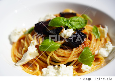 ナスとモッツァレラチーズのトマトパスタ 131630318