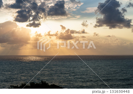 南紀勝浦熊野灘の夜明け　海面にシャワーのように降り注ぐ黄金色の光条と暗雲② 131630448