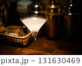 バーカウンターとカクテル 131630469