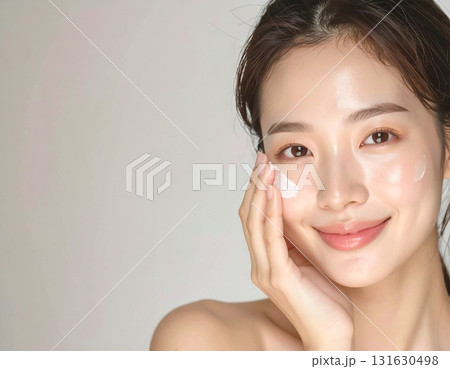 顔に手を当てる若い女性 131630498