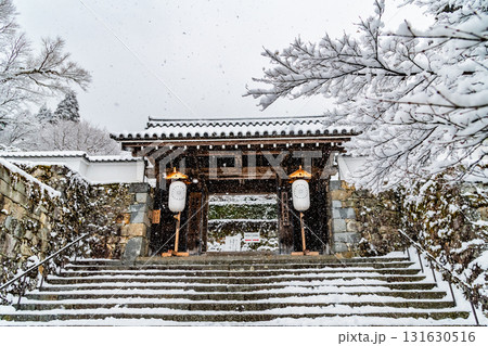 京都大原 雪の降る三千院　御殿門 131630516