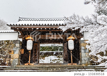 京都大原 雪の降る三千院　御殿門 131630518