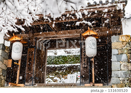 京都大原 雪の降る三千院　御殿門 131630520
