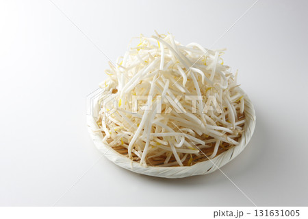 笊に盛った根切りもやし 白背景 笊に盛った根切りもやし 白背景 131631005