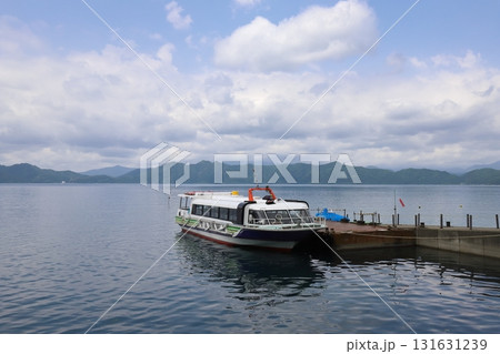 秋田　仙北　田沢湖　停泊中の高速艇たざわ 131631239