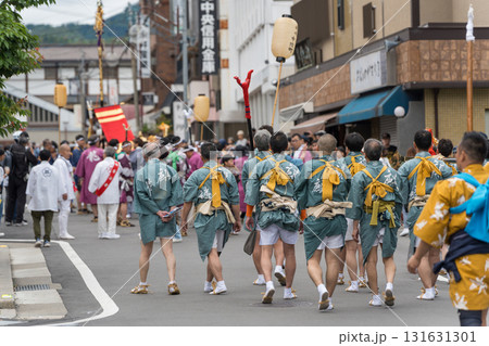 嵯峨祭 還幸祭、法被姿で練り歩く参加者。京都、嵐山 131631301