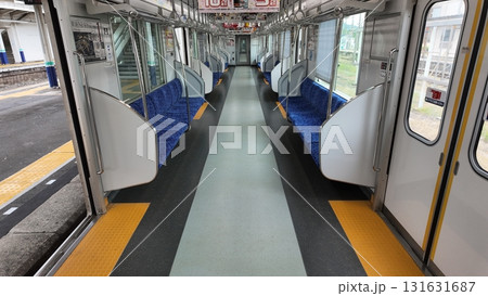 停車している東武東上線の列車内の様子 停車している東武東上線の列車内の様子 131631687
