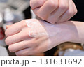 ハンドクリームを塗る女性の手 131631692