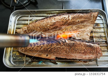 香ばしく炙られるかつおのたたき 香ばしく炙られるかつおのたたき 131631754