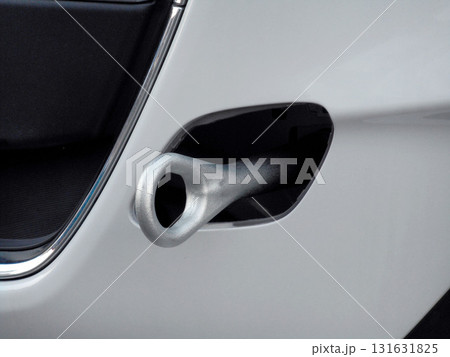自動車の牽引フック 131631825