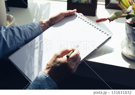 絵を描くシニア女性の手元 131631832