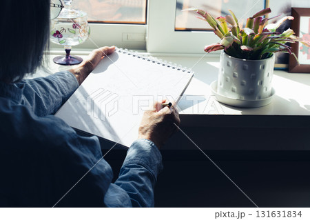 絵を描くシニア女性の手元 絵を描くシニア女性の手元 131631834