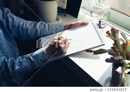 絵を描くシニア女性の手元 絵を描くシニア女性の手元 131631837