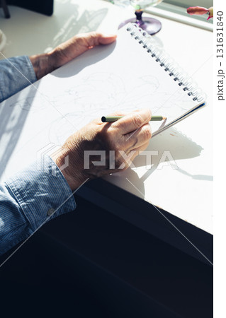 絵を描くシニア女性の手元 絵を描くシニア女性の手元 131631840