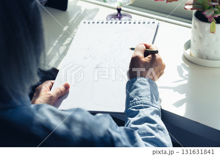 絵を描くシニア女性の手元 絵を描くシニア女性の手元 131631841