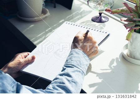 絵を描くシニア女性の手元 131631842