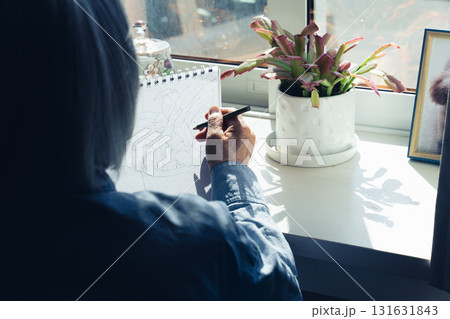 絵を描くシニア女性の手元 絵を描くシニア女性の手元 131631843