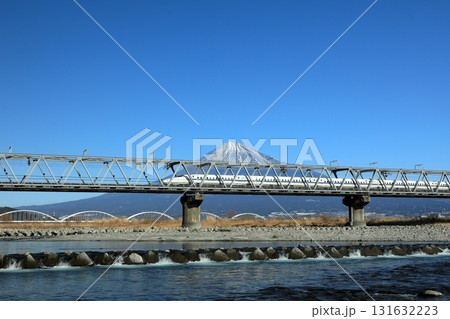 富士川鉄橋を渡る新幹線と富士山 131632223