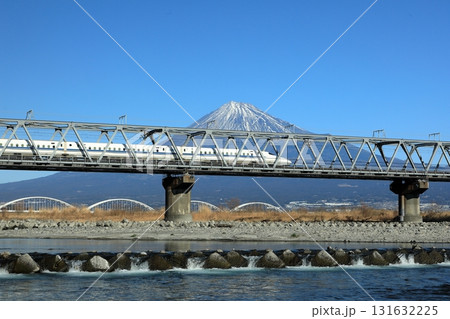 富士川鉄橋を渡る新幹線と富士山 131632225