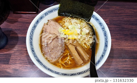 チャーシュー、メンマ、葱、柚子の皮、海苔の乗った醤油ラーメン チャーシュー、メンマ、葱、柚子の皮、海苔の乗った醤油ラーメン 131632330