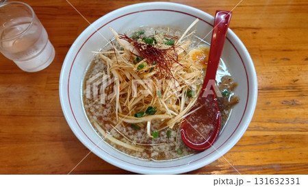 白髪ねぎのたっぷり乗った油の浮いた醤油ラーメン 131632331