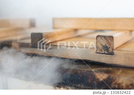 釜から湯気が出る様子 131632422