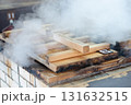釜から立ち上がる湯気 131632515
