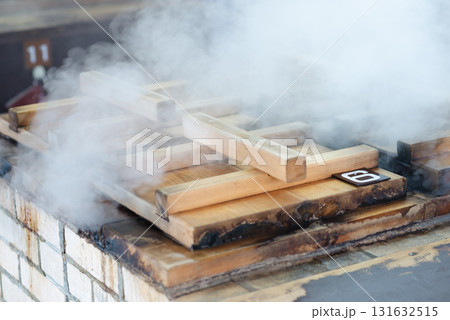 釜から立ち上がる湯気 131632515