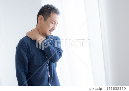 ミドル男性　朝　肩をおさえるミドル男性 131632530