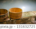 湯けむりに包まれた温泉と木桶 131632725