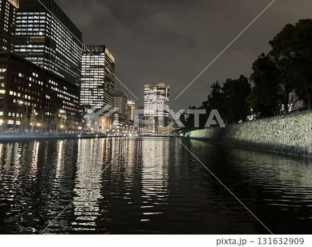 　皇居のお堀に写る都市の明かり、過去と現代が交差する時　imperial palace Healin 131632909
