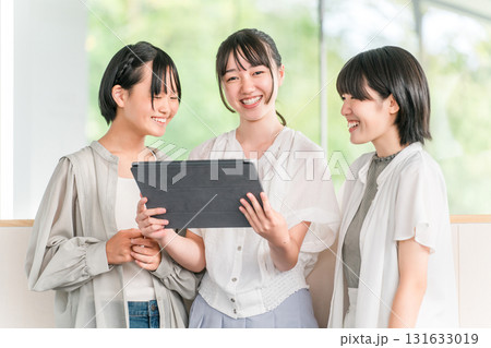 友達と一緒に楽しそうにタブレットを見る私服姿の小学生,中学生の女の子 友達と一緒に楽しそうにタブレットを見る私服姿の小学生,中学生の女の子 131633019