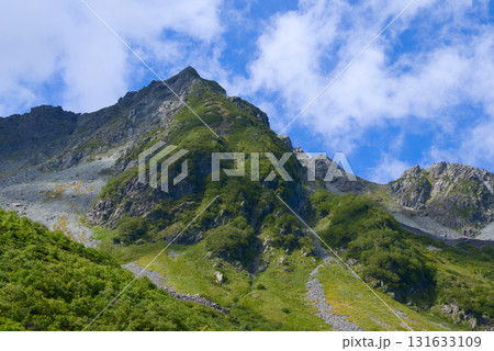 北アルプス、涸沢から望む北穂高岳南稜 131633109