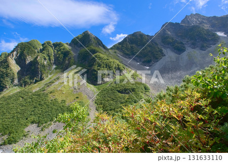 北アルプス、涸沢から望む、岩稜が続く前穂高岳と北尾根 131633110