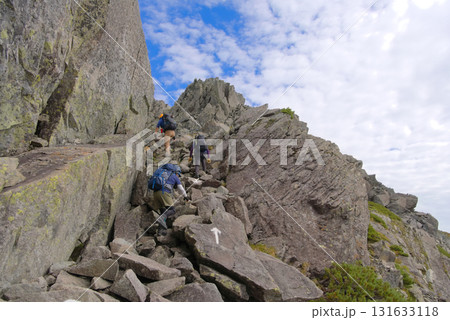 北アルプス、滝谷ドーム付近の岩稜を登る登山者 131633118