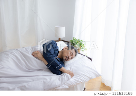 寝室　ぐっすり眠るミドル男性 131633169