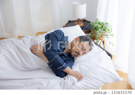 寝室 ぐっすり眠るミドル男性 寝室 ぐっすり眠るミドル男性 131633170