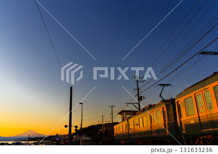 夕暮れの江ノ電 131633236