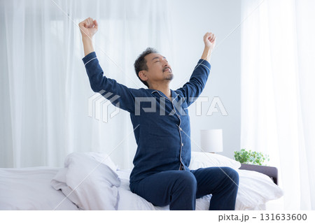 朝 ストレッチをするミドル男性 朝 ストレッチをするミドル男性 131633600