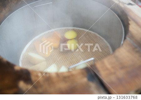 温泉地で体験する地獄蒸し料理 131633768