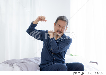 朝　ストレッチをするミドル男性 131633797