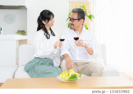 リビングでワインを飲むミドルの夫婦 131633902