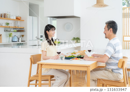 ダイニングで食事をするミドルの夫婦 131633947