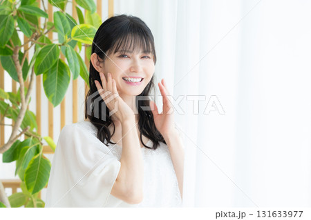 リビングでスキンケアをするミドルの女性 リビングでスキンケアをするミドルの女性 131633977
