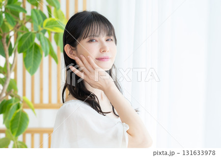 リビングでスキンケアをするミドルの女性 131633978