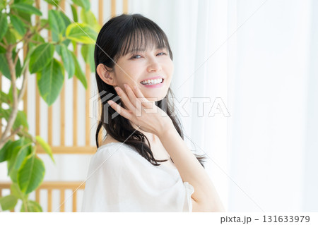 リビングでスキンケアをするミドルの女性 131633979