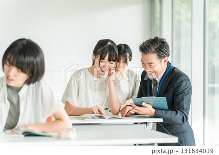 塾・学童で勉強・学校で授業・夏期講習をする小学生の子供(教育) 塾・学童で勉強・学校で授業・夏期講習をする小学生の子供(教育) 131634019