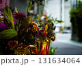 台湾の廟に供えられた鮮やかな花と金紙の装飾 131634064
