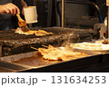 台湾の屋台で焼かれるイカの姿焼き 131634253