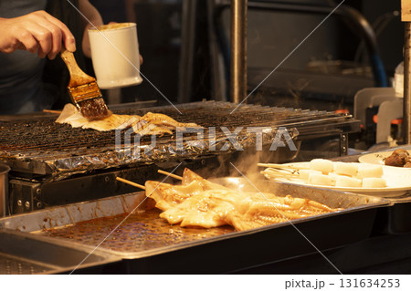 台湾の屋台で焼かれるイカの姿焼き 台湾の屋台で焼かれるイカの姿焼き 131634253